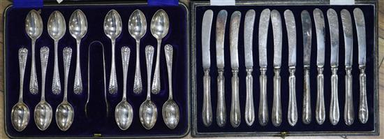 A cased set of twelve George V silver teaspoons and tongs and a cased set of tea knives.